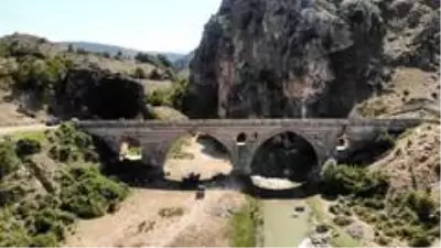Kemerinde 'mescit' bulunan 7 asırlık köprü Kemerinde 'mescit' bulunan 7 asırlık köprü