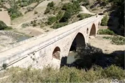 Kemerinde 'mescit' bulunan 7 asırlık köprü Kemerinde 'mescit' bulunan 7 asırlık köprü