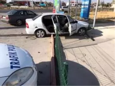 Kontrolden çıkan otomobil akaryakıt istasyonuna girdi: 3 yaralı Kontrolden çıkan otomobil akaryakıt istasyonuna girdi: 3 yaralı