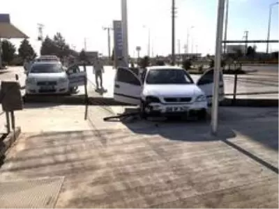 Kontrolden çıkan otomobil akaryakıt istasyonuna girdi: 3 yaralı Kontrolden çıkan otomobil akaryakıt istasyonuna girdi: 3 yaralı