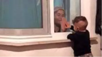 Minik Ali'nin karantinadaki babaannesiyle cam arkasından oyun oynadığı anlar yürekleri dağladı Minik Ali'nin karantinadaki babaannesiyle cam arkasından oyun oynadığı anlar yürekleri dağladı