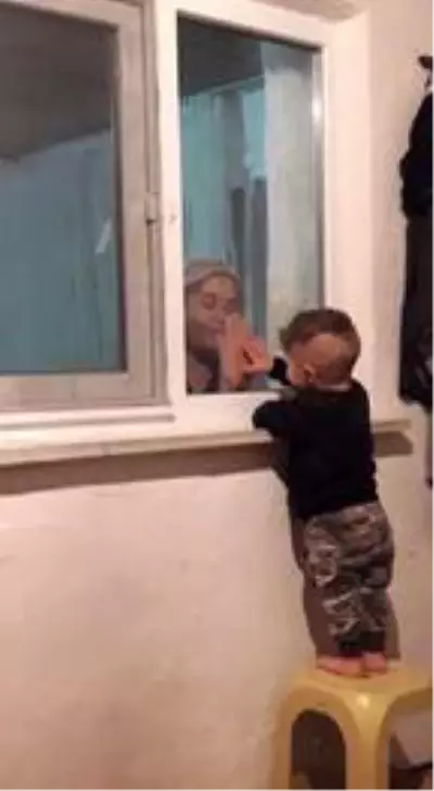 Minik Ali'nin karantinadaki babaannesiyle cam arkasından oyun oynadığı anlar yürekleri dağladı Minik Ali'nin karantinadaki babaannesiyle cam arkasından oyun oynadığı anlar yürekleri dağladı