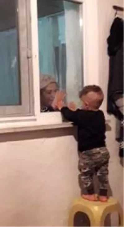 Minik Ali'nin karantinadaki babaannesiyle cam arkasından oyun oynadığı anlar yürekleri dağladı Minik Ali'nin karantinadaki babaannesiyle cam arkasından oyun oynadığı anlar yürekleri dağladı