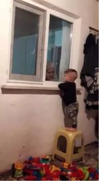 Minik Ali'nin karantinadaki babaannesiyle cam arkasından oyun oynadığı anlar yürekleri dağladı Minik Ali'nin karantinadaki babaannesiyle cam arkasından oyun oynadığı anlar yürekleri dağladı