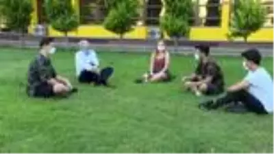 Kovid-19 sürecinde mezun olan öğrencilerine 'temsili törenle' kep giydirdi Kovid-19 sürecinde mezun olan öğrencilerine 'temsili törenle' kep giydirdi