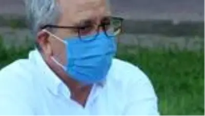 Kovid-19 sürecinde mezun olan öğrencilerine 'temsili törenle' kep giydirdi Kovid-19 sürecinde mezun olan öğrencilerine 'temsili törenle' kep giydirdi