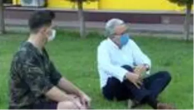 Kovid-19 sürecinde mezun olan öğrencilerine 'temsili törenle' kep giydirdi Kovid-19 sürecinde mezun olan öğrencilerine 'temsili törenle' kep giydirdi