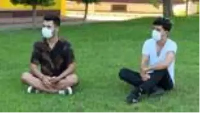Kovid-19 sürecinde mezun olan öğrencilerine 'temsili törenle' kep giydirdi Kovid-19 sürecinde mezun olan öğrencilerine 'temsili törenle' kep giydirdi