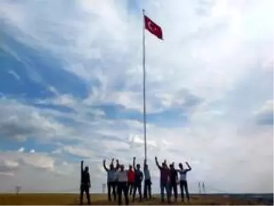 Köylüler, Yunanistan'ın burnunun dibine dev Türk bayrağı dikti Köylüler, Yunanistan'ın burnunun dibine dev Türk bayrağı dikti