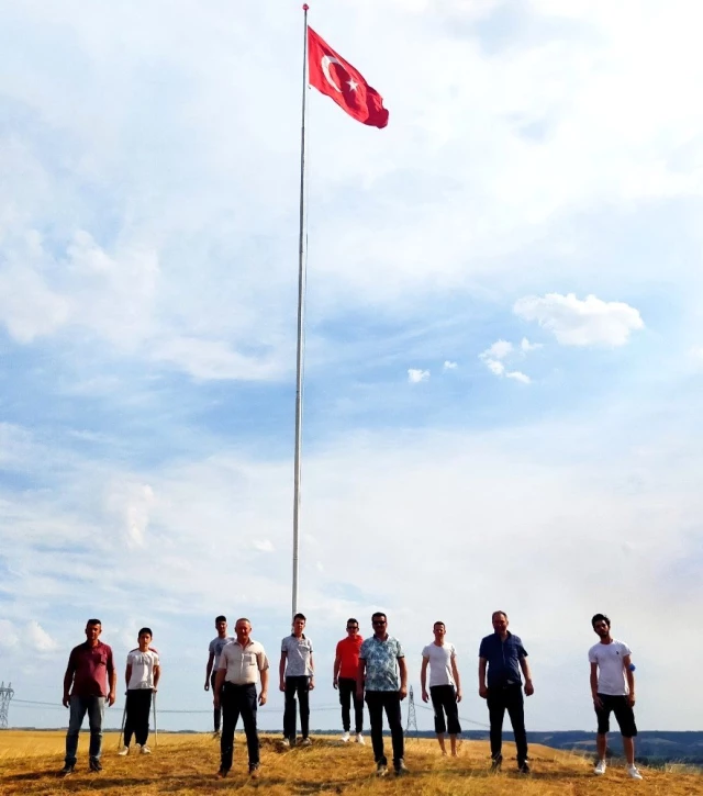 Köylüler, Yunanistan'ın burnunun dibine dev Türk bayrağı dikti