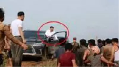 Kuzey Kore Lideri Kim'i çamurlu arazi aracıyla karşılarında gören köylüler ne yapacaklarını bilemedi Kuzey Kore Lideri Kim'i çamurlu arazi aracıyla karşılarında gören köylüler ne yapacaklarını bilemedi