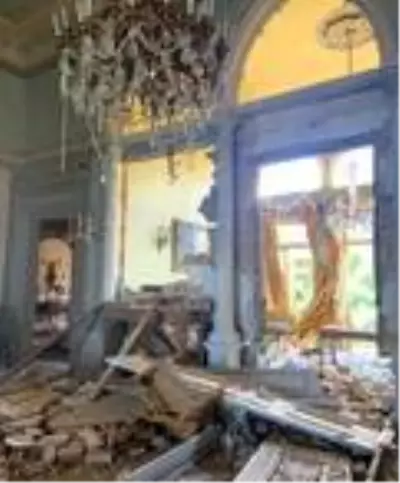 Lübnan patlamasında 160 yıllık tarihi Sursock Sarayı da hasar gördü Lübnan patlamasında 160 yıllık tarihi Sursock Sarayı da hasar gördü