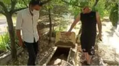 Kabristana giden vatandaşlar, yakınlarına ait mezarların kazılmış olduğunu görünce şoke oldu Kabristana giden vatandaşlar, yakınlarına ait mezarların kazılmış olduğunu görünce şoke oldu