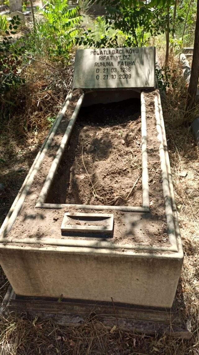 Mezarların kazılmış olduğunu gören vatandaşlar şoke oldu Mezarların kazılmış olduğunu gören vatandaşlar şoke oldu