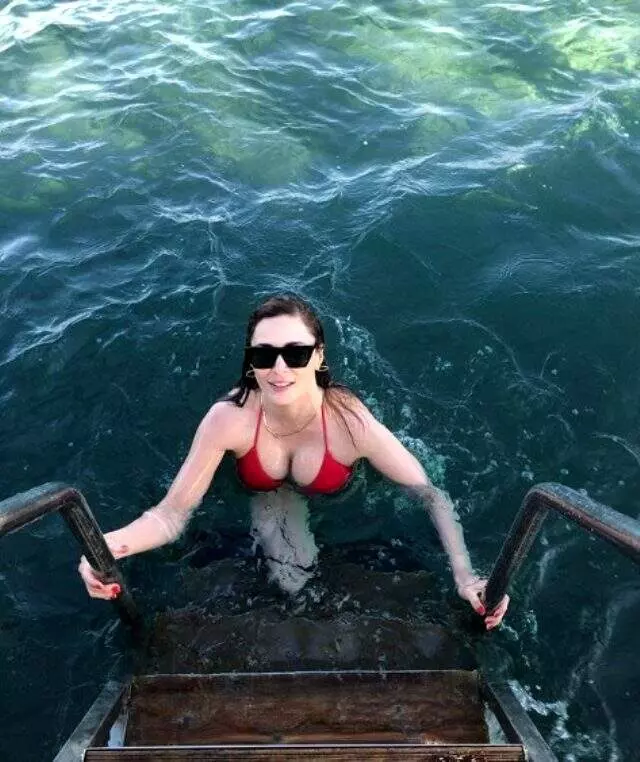 Mine Tugay'ın kırmızı bikinili pozuna beğeni yağdı Mine Tugay'ın kırmızı bikinili pozuna beğeni yağdı