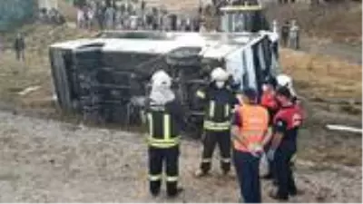Muğla'da işçileri taşıyan midibüs şarampole yuvarlandı: 2 ölü, 18 yaralı Muğla'da işçileri taşıyan midibüs şarampole yuvarlandı: 2 ölü, 18 yaralı
