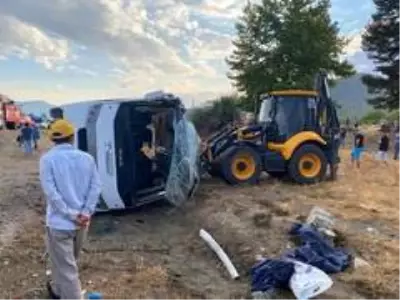 Muğla'da işçileri taşıyan minibüs devrildi: 1 ölü, 12 yaralı Muğla'da işçileri taşıyan minibüs devrildi: 1 ölü, 12 yaralı