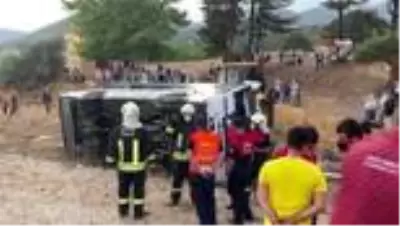 Muğla'da işçileri taşıyan minibüs devrildi: 1 ölü, 12 yaralı Muğla'da işçileri taşıyan minibüs devrildi: 1 ölü, 12 yaralı
