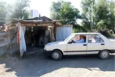 24 yıldır kullandığı ve hiç ceza yemediği otomobiline gelen tüm teklifleri reddediyor 24 yıldır kullandığı ve hiç ceza yemediği otomobiline gelen tüm teklifleri reddediyor