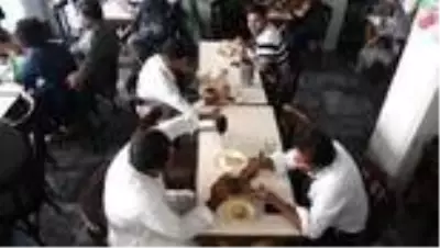Pakistan'da restoran ve kafeler yeniden açıldı