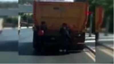 Patenli gençlerin tehlikeli yolculuğu Patenli gençlerin tehlikeli yolculuğu