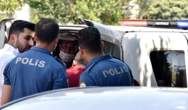 Patronunun çekini bozduran çalışan, 'Hırsız var' deyip arkadaşlarıyla kaçtı Patronunun çekini bozduran çalışan, 'Hırsız var' deyip arkadaşlarıyla kaçtı