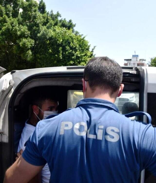 Patronunun çekini bozduran çalışan, 'Hırsız var' deyip arkadaşlarıyla kaçtı Patronunun çekini bozduran çalışan, 'Hırsız var' deyip arkadaşlarıyla kaçtı