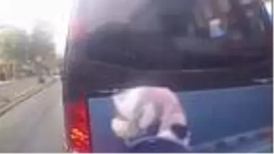Yolun karşısına geçmek isteyen kadına otomobil çarptı! O anlar kamerada Yolun karşısına geçmek isteyen kadına otomobil çarptı! O anlar kamerada
