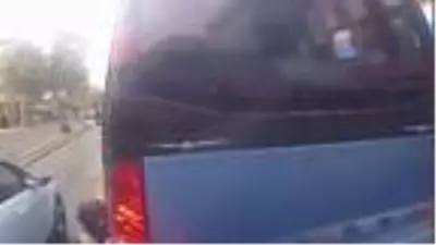 Yolun karşısına geçmek isteyen kadına otomobil çarptı! O anlar kamerada Yolun karşısına geçmek isteyen kadına otomobil çarptı! O anlar kamerada