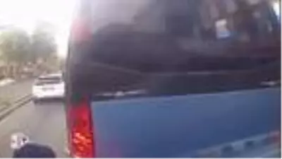 Yolun karşısına geçmek isteyen kadına otomobil çarptı! O anlar kamerada Yolun karşısına geçmek isteyen kadına otomobil çarptı! O anlar kamerada
