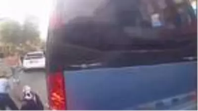 Yolun karşısına geçmek isteyen kadına otomobil çarptı! O anlar kamerada Yolun karşısına geçmek isteyen kadına otomobil çarptı! O anlar kamerada