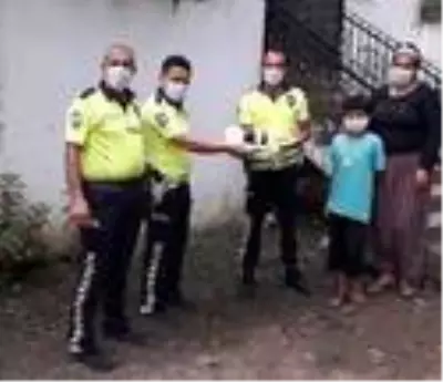 Polislere Hayranlık Duyan Minik Selman'a Doğum Günü Sürprizi Polislere Hayranlık Duyan Minik Selman'a Doğum Günü Sürprizi