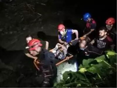 Rize'de taşan dere suları nedeniyle evlerinde mahsur kalan 3'ü çocuk 7 kişilik aileyi AFAD ekipleri... Rize'de taşan dere suları nedeniyle evlerinde mahsur kalan 3'ü çocuk 7 kişilik aileyi AFAD ekipleri...