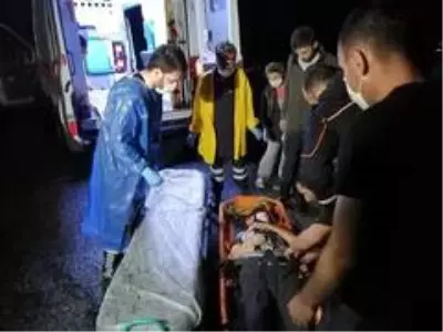 Rize'de taşan dere suları nedeniyle evlerinde mahsur kalan 3'ü çocuk 7 kişilik aileyi AFAD ekipleri... Rize'de taşan dere suları nedeniyle evlerinde mahsur kalan 3'ü çocuk 7 kişilik aileyi AFAD ekipleri...