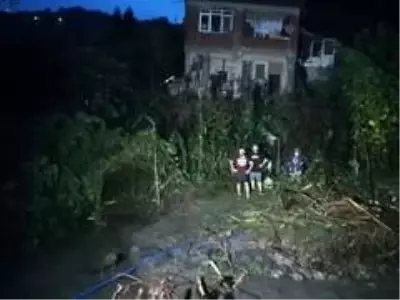 Rize'de taşan dere suları nedeniyle evlerinde mahsur kalan 3'ü çocuk 7 kişilik aileyi AFAD ekipleri... Rize'de taşan dere suları nedeniyle evlerinde mahsur kalan 3'ü çocuk 7 kişilik aileyi AFAD ekipleri...