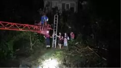 Rize'de taşan dere suları nedeniyle evlerinde mahsur kalan aileyi AFAD ekipleri kurtardı Rize'de taşan dere suları nedeniyle evlerinde mahsur kalan aileyi AFAD ekipleri kurtardı