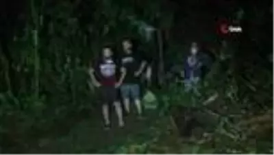 Rize'de taşan dere suları nedeniyle evlerinde mahsur kalan 3'ü çocuk 7 kişilik aileyi AFAD ekipleri... Rize'de taşan dere suları nedeniyle evlerinde mahsur kalan 3'ü çocuk 7 kişilik aileyi AFAD ekipleri...