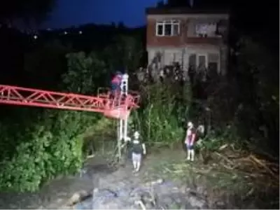 Rize'de taşan dere suları nedeniyle evlerinde mahsur kalan 3'ü çocuk 7 kişilik aileyi AFAD ekipleri... Rize'de taşan dere suları nedeniyle evlerinde mahsur kalan 3'ü çocuk 7 kişilik aileyi AFAD ekipleri...