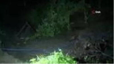 Rize'de taşan dere suları nedeniyle evlerinde mahsur kalan 3'ü çocuk 7 kişilik aileyi AFAD ekipleri...