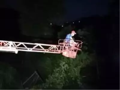 Rize'de taşan dere suları nedeniyle evlerinde mahsur kalan 3'ü çocuk 7 kişilik aileyi AFAD ekipleri... Rize'de taşan dere suları nedeniyle evlerinde mahsur kalan 3'ü çocuk 7 kişilik aileyi AFAD ekipleri...
