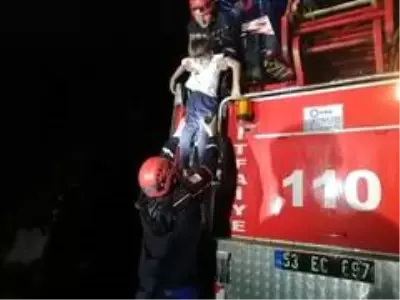 Rize'de taşan dere suları nedeniyle evlerinde mahsur kalan 3'ü çocuk 7 kişilik aileyi AFAD ekipleri... Rize'de taşan dere suları nedeniyle evlerinde mahsur kalan 3'ü çocuk 7 kişilik aileyi AFAD ekipleri...