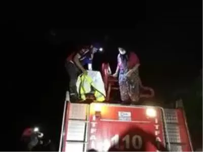 Rize'de taşan dere suları nedeniyle evlerinde mahsur kalan 3'ü çocuk 7 kişilik aileyi AFAD ekipleri... Rize'de taşan dere suları nedeniyle evlerinde mahsur kalan 3'ü çocuk 7 kişilik aileyi AFAD ekipleri...