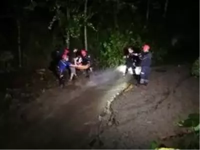 Rize'de taşan dere suları nedeniyle evlerinde mahsur kalan 3'ü çocuk 7 kişilik aileyi AFAD ekipleri... Rize'de taşan dere suları nedeniyle evlerinde mahsur kalan 3'ü çocuk 7 kişilik aileyi AFAD ekipleri...