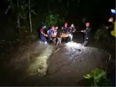 Rize'de taşan dere suları nedeniyle evlerinde mahsur kalan 3'ü çocuk 7 kişilik aileyi AFAD ekipleri... Rize'de taşan dere suları nedeniyle evlerinde mahsur kalan 3'ü çocuk 7 kişilik aileyi AFAD ekipleri...