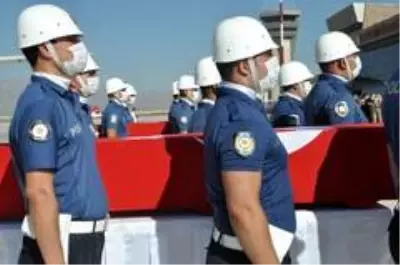 Hakkari'de şehit özel harekat polisleri memleketlerine uğurlandı Hakkari'de şehit özel harekat polisleri memleketlerine uğurlandı