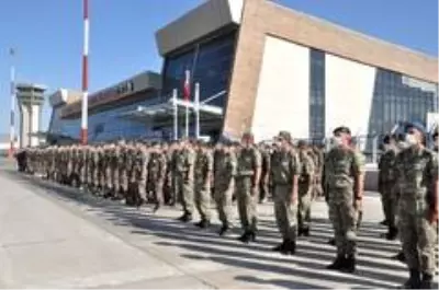 Hakkari'de şehit özel harekat polisleri memleketlerine uğurlandı Hakkari'de şehit özel harekat polisleri memleketlerine uğurlandı