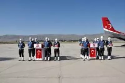 Hakkari'de şehit özel harekat polisleri memleketlerine uğurlandı Hakkari'de şehit özel harekat polisleri memleketlerine uğurlandı