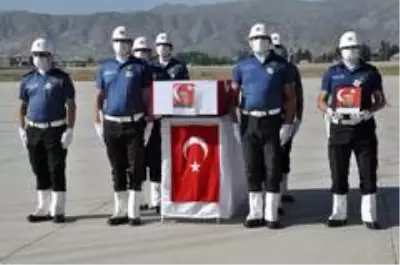 Hakkari'de şehit özel harekat polisleri memleketlerine uğurlandı Hakkari'de şehit özel harekat polisleri memleketlerine uğurlandı