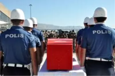 Hakkari'de şehit özel harekat polisleri memleketlerine uğurlandı Hakkari'de şehit özel harekat polisleri memleketlerine uğurlandı