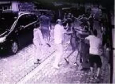 Duman yüzünden birbirine giren iki ailenin tekmeli yumruklu kavgası kamerada Duman yüzünden birbirine giren iki ailenin tekmeli yumruklu kavgası kamerada